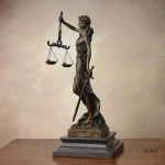 Bronze 34 cm, statue de la justice Thémis élégante