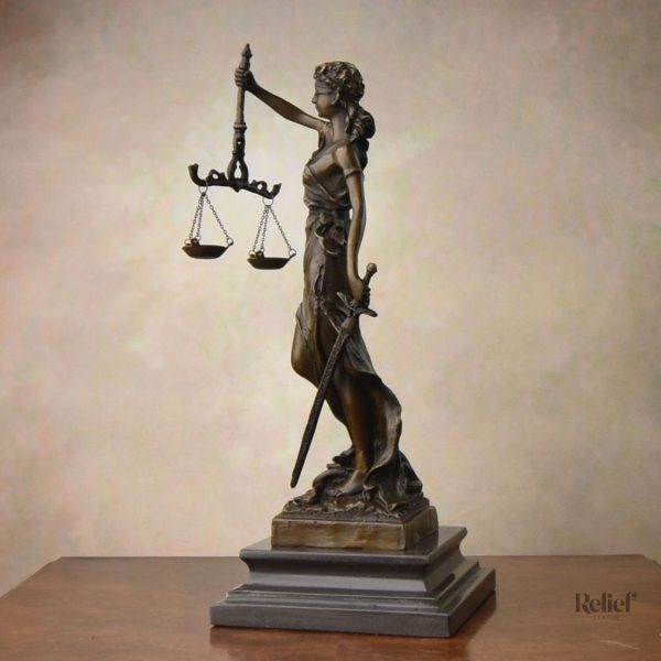 Bronze 34 cm, statue de la justice Thémis élégante