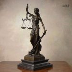 Figurine en bronze de la déesse Thémis, justice et loi