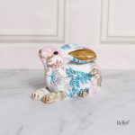 Élégante statue de lapin aux couleurs douces
