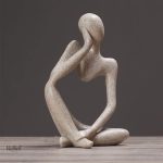 Homme pensif en pose de réflexion, statue décorative