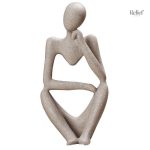 Reproduction moderne d'un penseur célèbre en sculpture
