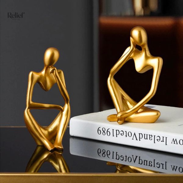 Sculpture contemporaine d'un homme dans une posture pensive