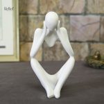 Design épuré d'une statue d'homme réfléchi