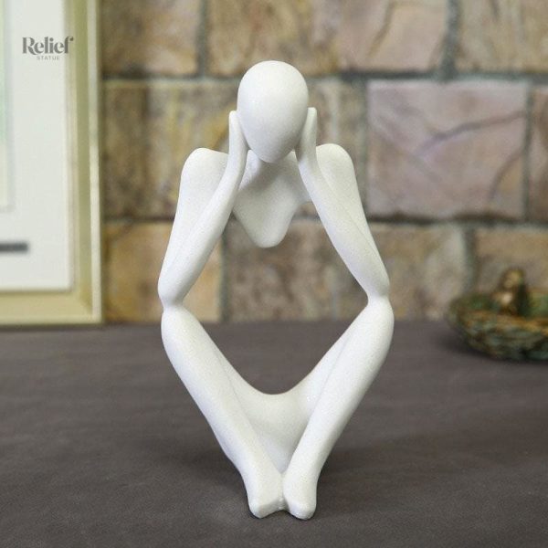 Design épuré d'une statue d'homme réfléchi