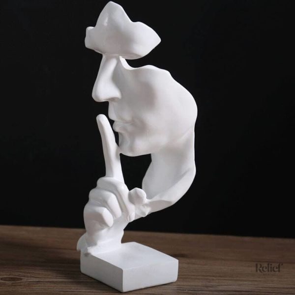 Visage d'homme en statue, expression apaisante