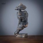 Sculpture sur le thème du silence, homme stylisé