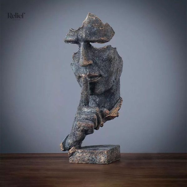 Sculpture sur le thème du silence, homme stylisé