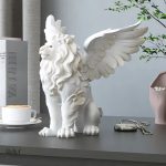 Lion ailé en résine blanche, 27 cm de hauteur