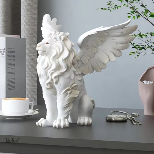 Lion ailé en résine blanche, 27 cm de hauteur