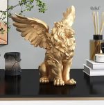 Objet décoratif représentant un lion ailé doré, 27 cm