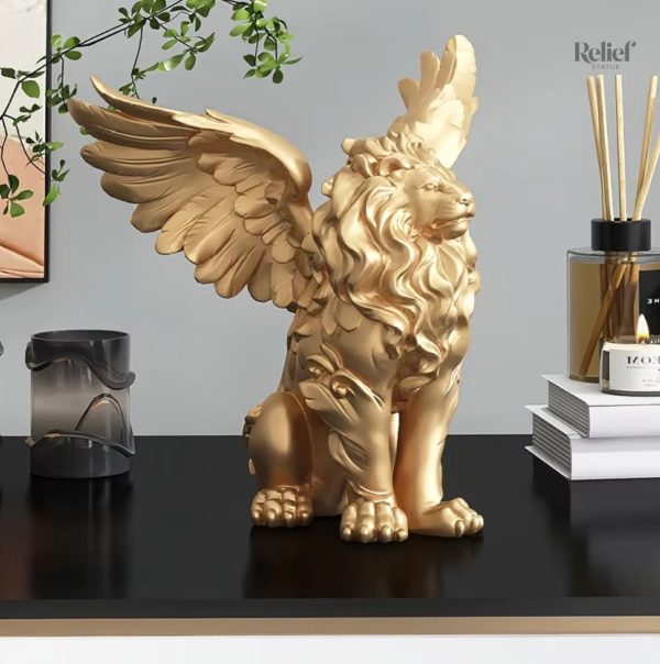 Objet décoratif représentant un lion ailé doré, 27 cm