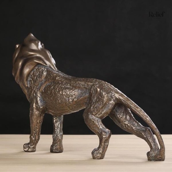 Détails en bronze de la statue lion, ajout artistique à votre espace