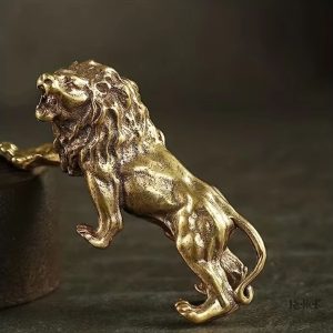 Petite statue lion, accessoire décoratif au style moderne