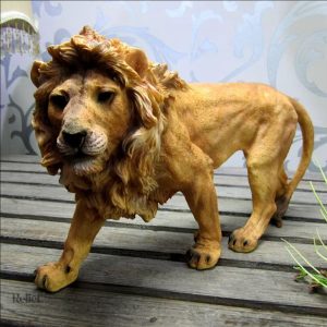 Statue lion réaliste 24 cm en détail artistique