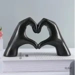 Design contemporain : statue main 8 cm avec cœur