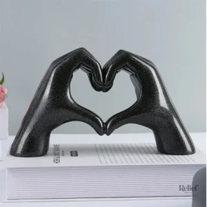 Design contemporain : statue main 8 cm avec cœur