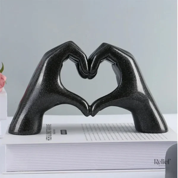 Design contemporain : statue main 8 cm avec cœur