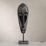 Statue masque africain noir et blanc 41 cm
