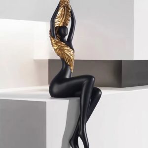 Sculpture femme contemporaine en résine, couleur noire