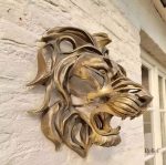 Statue lion dorée 30 cm pour un décor élégant