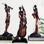 Figurine homme stylisée dans un ensemble musical