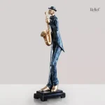 Sculpture d'un homme jouant dans un groupe de jazz