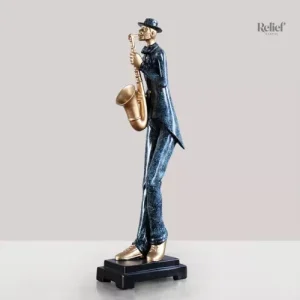 Sculpture d'un homme jouant dans un groupe de jazz