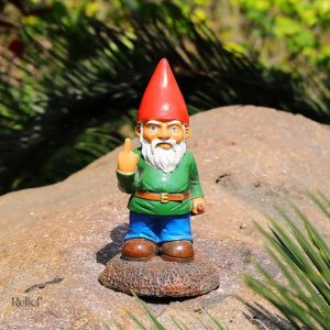 Nain de jardin provocateur affichant un geste audacieux