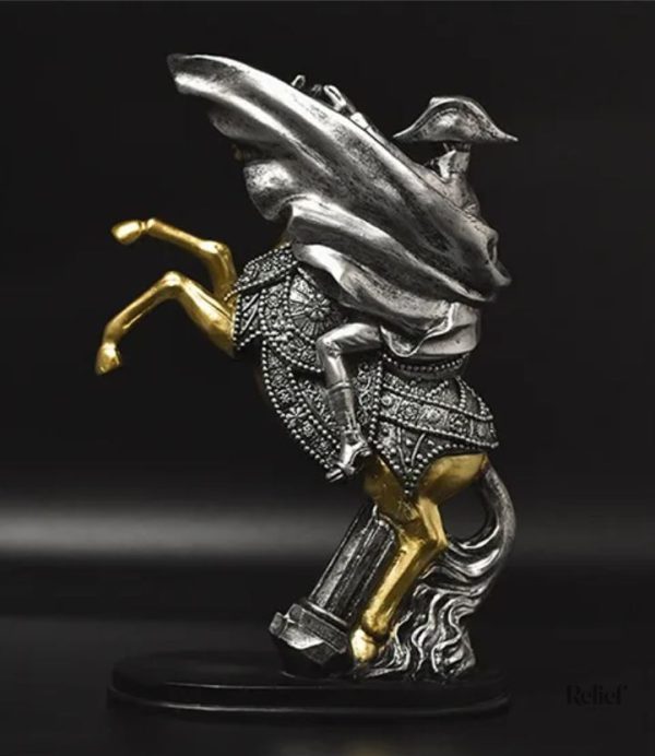 Figurine Napoléon sur cheval, finition argentée élégante
