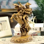 Statue dorée Napoléon sur cheval majestueux