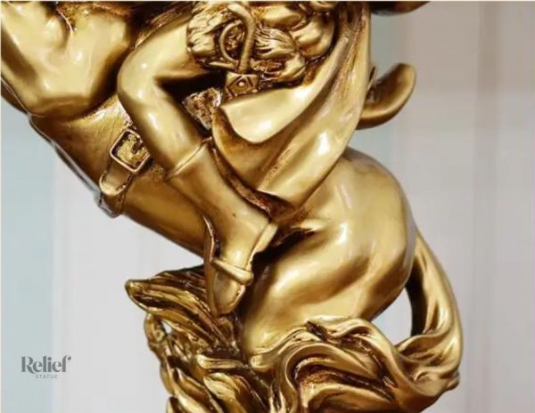 Napoléon sur cheval, sculpture élégante dorée