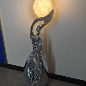 Statue design scandinave moderne, finition chrome brillante