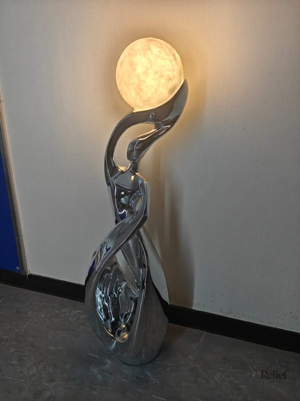 Statue design scandinave moderne, finition chrome brillante