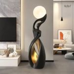 Statue Nordique Design Noir et Or avec sphère lumineuse 82 cm
