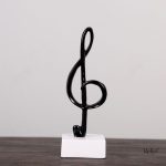 Sculpture en forme de note de musique moderne