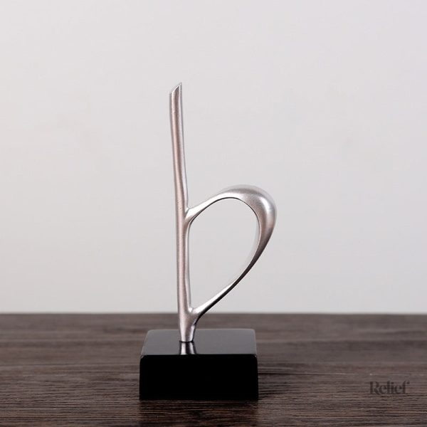 Art contemporain : sculpture note de musique stylisée
