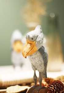 Oiseau stylisé en bois avec tête de baleine