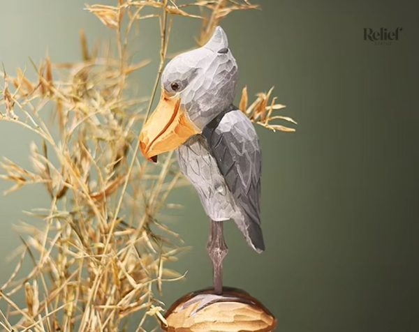 Élégante cigogne en bois, touche artistique unique