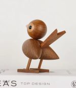 Oiseau en bois au style scandinave, fait de chêne foncé.