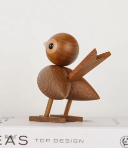 Oiseau en bois au style scandinave, fait de chêne foncé.
