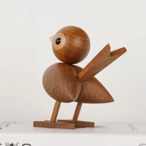 Oiseau en bois au style scandinave, fait de chêne foncé.