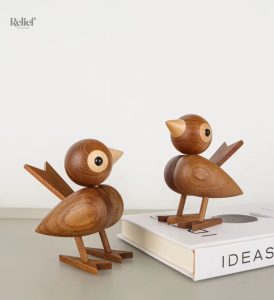 Statue décorative d'oiseau en chêne, 12 cm de hauteur.
