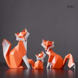 Décoration origami en forme de renard blanc, style minimaliste
