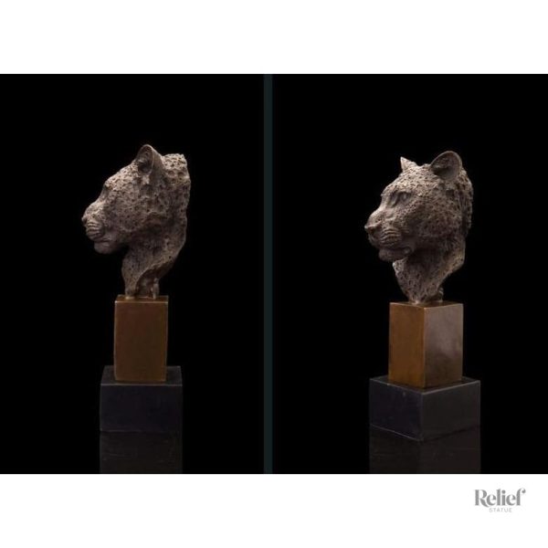 Détail artistique de la panthère en bronze
