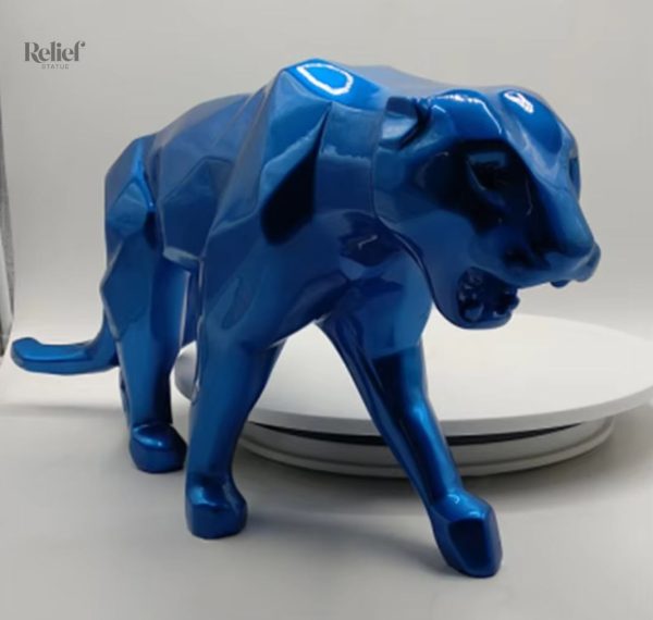 Panthère en résine bleue, design origami moderne