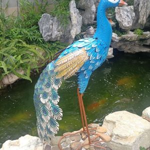 Sculpture en métal de paon, design imposant et artistique