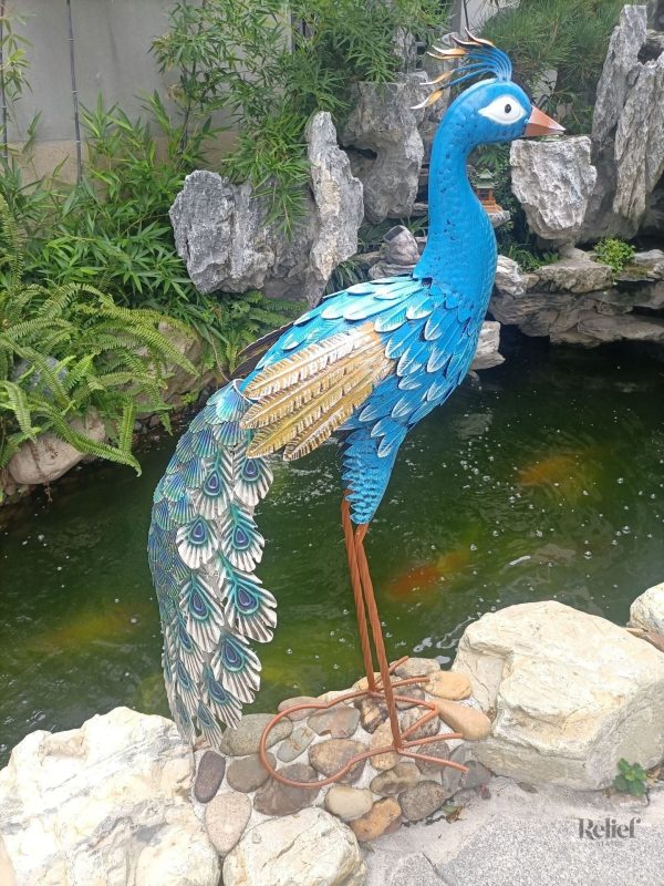 Sculpture en métal de paon, design imposant et artistique