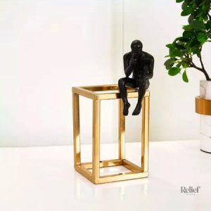 Sculpture élégante représentant un homme pensant