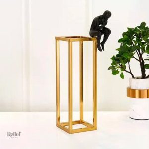 Art moderne : statue d'un homme en position méditative